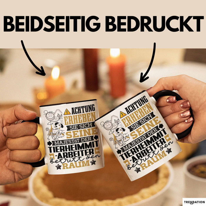 Tierheimmitarbeiter Geschenk Tasse Lustiger Spruch Erheben Sie Sich Der Tierheimmitarbeiter Betritt den Raum Schwarz Trendation