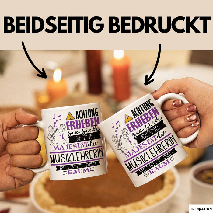 Musiklehrerin Tasse Geschenk Lustiger Spruch Bitte Erheben Sie Sich Seine Majestät Die Musiklehrerin Betritt Den Raum Weiß Trendation