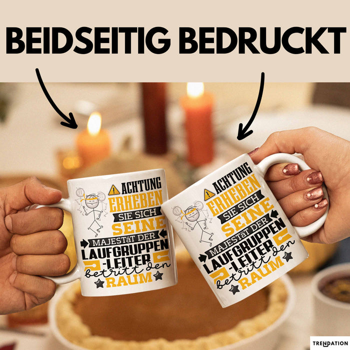 Laufgruppenleiter Geschenk Tasse Lustiger Spruch Erheben Sie Sich Der Laufgruppenleiter Betritt den Raum Weiß Trendation
