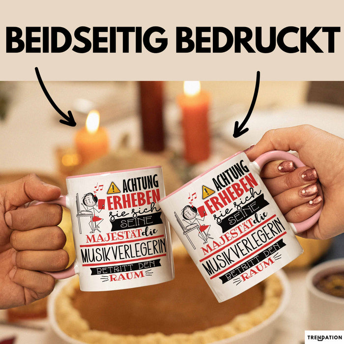 Musikverlegerin Tasse Geschenk Lustiger Spruch Bitte Erheben Sie Sich Seine Majestät Die Musikverlegerin Betritt Den Raum Rosa Trendation