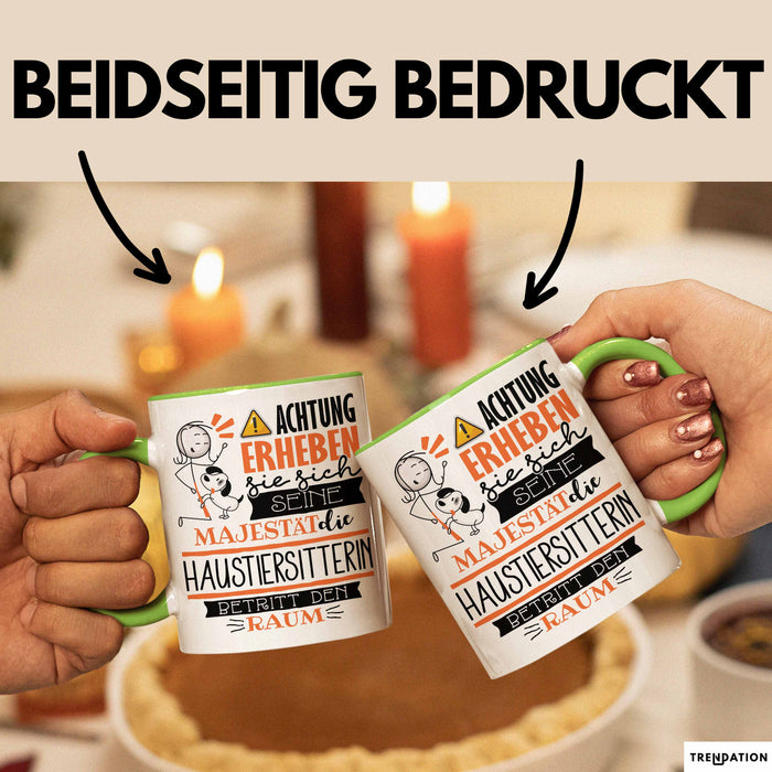 Haustiersitterin Tasse Geschenk Lustiger Spruch Bitte Erheben Sie Sich Seine Majestät Die Haustiersitterin Betritt Den Raum Grün Trendation