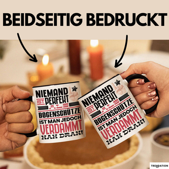 Bogenschütze Geschenk Tasse Lustige Geschenkidee für Bogenschütze Geburtstag Kaffee-Becher Niemand Ist Perfekt Aber Als Bogenschütze Ist Man Nah Dran Schwarz Trendation