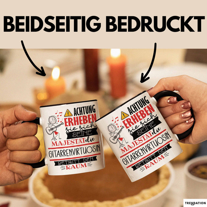 Gitarrenvirtuosin Tasse Geschenk Lustiger Spruch Bitte Erheben Sie Sich Seine Majestät Die Gitarrenvirtuosin Betritt Den Raum Schwarz Trendation