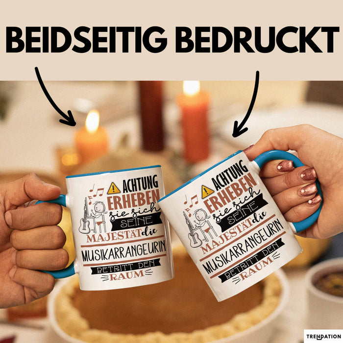 Musikarrangeurin Tasse Geschenk Lustiger Spruch Bitte Erheben Sie Sich Seine Majestät Die Musikarrangeurin Betritt Den Raum Blau Trendation