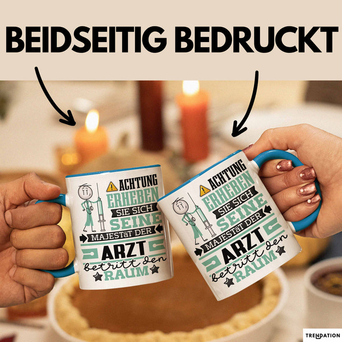 Arzt Geschenk Tasse Lustiger Spruch Erheben Sie Sich Der Arzt Betritt den Raum Blau Trendation