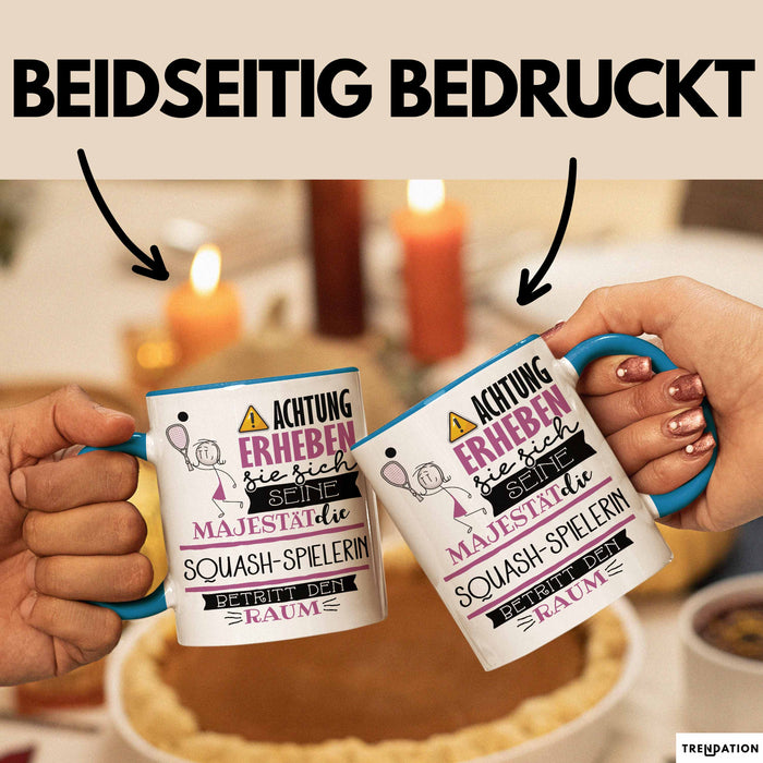 Squash-Spielerin Tasse Geschenk Lustiger Spruch Bitte Erheben Sie Sich Seine Majestät Die Squash-Spielerin Betritt Den Raum Blau Trendation
