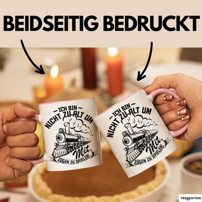 Modelleisenbahn Tasse Geschenk Ich Bin Nicht Zu Alt Um Mit Zügen Zu Spielen Eisenbahner Zugführer Geschenkidee Kaffee-Becher Rosa Trendation