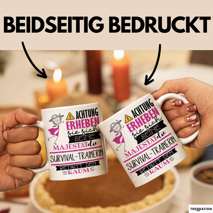 Survival-Trainerin Tasse Geschenk Lustiger Spruch Bitte Erheben Sie Sich Seine Majestät Die Survival-Trainerin Betritt Den Raum Weiß Trendation