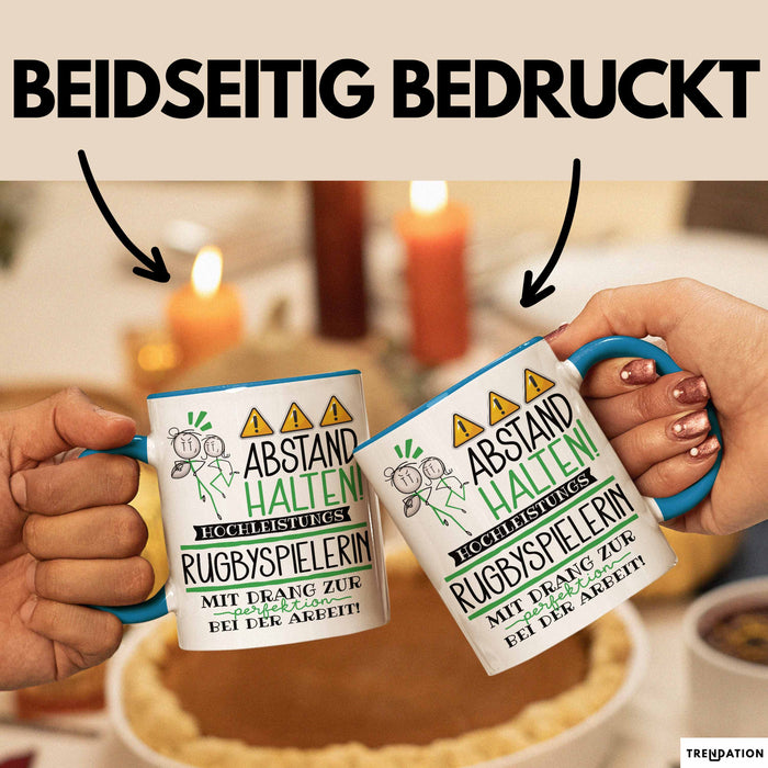 Rugbyspielerin Tasse Geschenk Lustig Abstand Halten Hochleistungs-Rugbyspielerin Mit Drang Zur Perfektion Bei Der Arbeit Blau Trendation