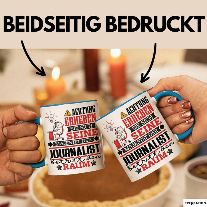 Journalist Geschenk Tasse Lustiger Spruch Erheben Sie Sich Der Journalist Betritt den Raum Blau Trendation