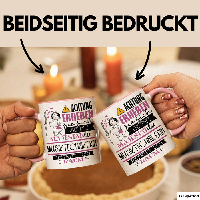 Musiktechnikerin Tasse Geschenk Lustiger Spruch Bitte Erheben Sie Sich Seine Majestät Die Musiktechnikerin Betritt Den Raum Rosa Trendation
