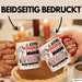 Musikverlegerin Tasse Geschenk Lustiger Spruch Bitte Erheben Sie Sich Seine Majestät Die Musikverlegerin Betritt Den Raum Rot Trendation