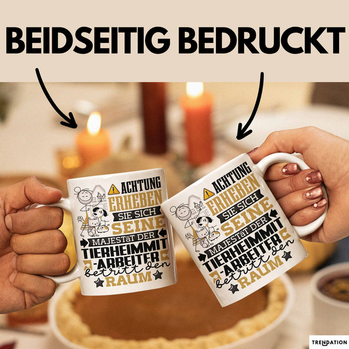 Tierheimmitarbeiter Geschenk Tasse Lustiger Spruch Erheben Sie Sich Der Tierheimmitarbeiter Betritt den Raum Weiß Trendation