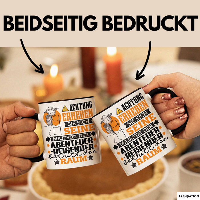 Abenteurreisender Geschenk Tasse Lustiger Spruch Erheben Sie Sich Der Abenteurreisender Betritt den Raum Schwarz Trendation