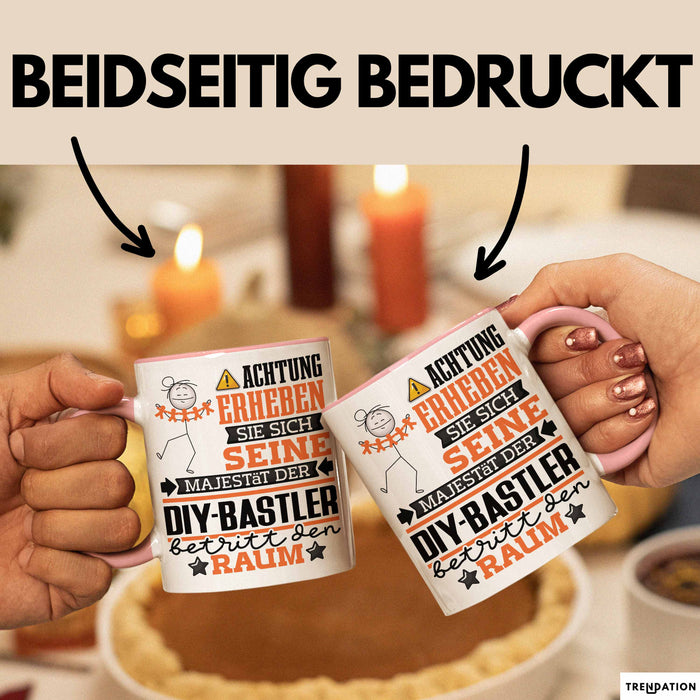 DIY-Bastler Geschenk Tasse Lustiger Spruch Erheben Sie Sich Der DIY-Bastler Betritt den Raum Rosa Trendation