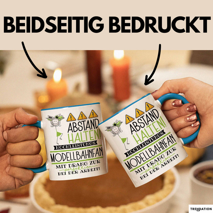 Modellbahnfan Tasse Geschenk Lustig Abstand Halten Hochleistungs-Modellbahnfan Mit Drang Zur Perfektion Bei Der Arbeit Blau Trendation