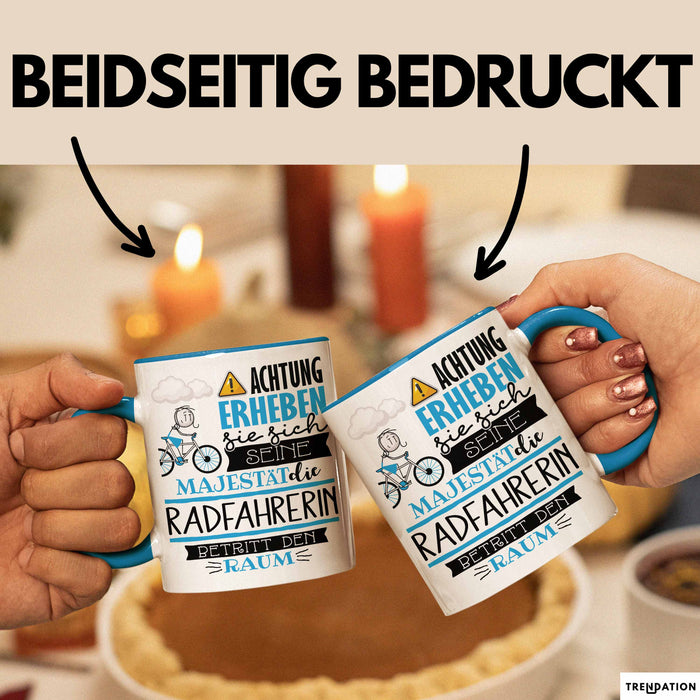 Radfahrerin Tasse Geschenk Lustiger Spruch Bitte Erheben Sie Sich Seine Majestät Die Radfahrerin Betritt Den Raum Blau Trendation