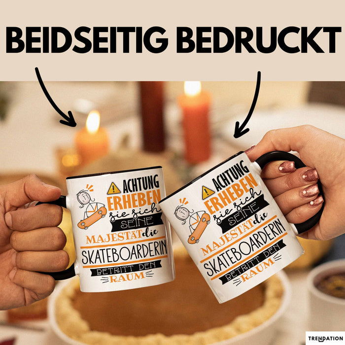 Skateboarderin Tasse Geschenk Lustiger Spruch Bitte Erheben Sie Sich Seine Majestät Die Skateboarderin Betritt Den Raum Schwarz Trendation