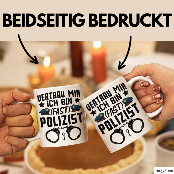 Polizist Tasse Geschenk Ausbildung Vertrau Mir Ich Bin Fast Polizist Polizei Weiß Trendation
