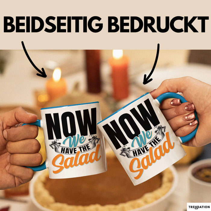 Now We Have The Salad Tasse Geschenk Deutsch Englisch Wortspiel Blau Trendation
