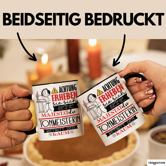 Tonmeisterin Tasse Geschenk Lustiger Spruch Bitte Erheben Sie Sich Seine Majestät Die Tonmeisterin Betritt Den Raum Schwarz Trendation