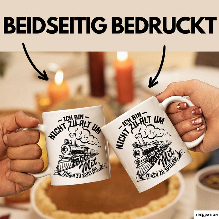 Modelleisenbahn Tasse Geschenk Ich Bin Nicht Zu Alt Um Mit Zügen Zu Spielen Eisenbahner Zugführer Geschenkidee Kaffee-Becher Weiß Trendation