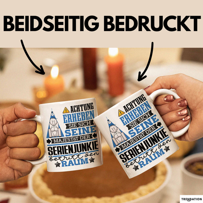 Serienjunkie Geschenk Tasse Lustiger Spruch Erheben Sie Sich Der Serienjunkie Betritt den Raum Weiß Trendation