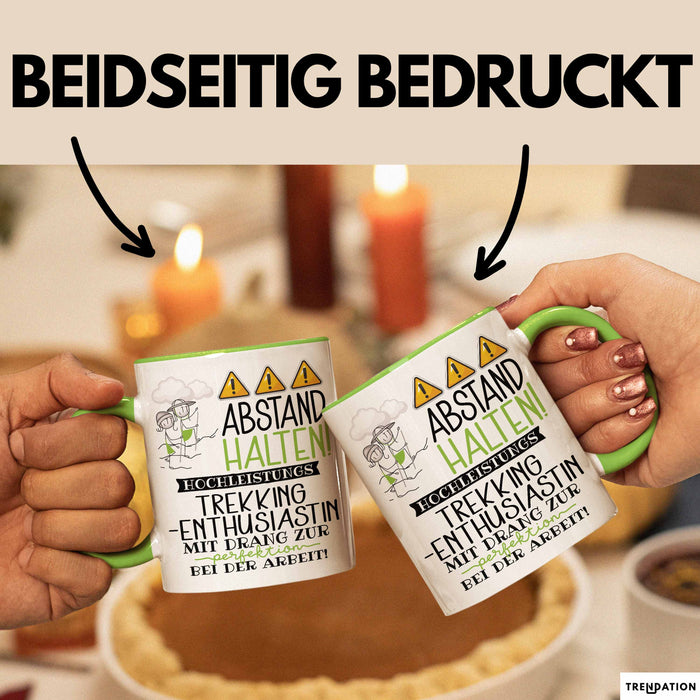 Trekking-Enthusiastin Tasse Geschenk Lustig Abstand Halten Hochleistungs-Trekking-Enthusiastin Mit Drang Zur Perfektion Bei Der Arbeit Grün Trendation