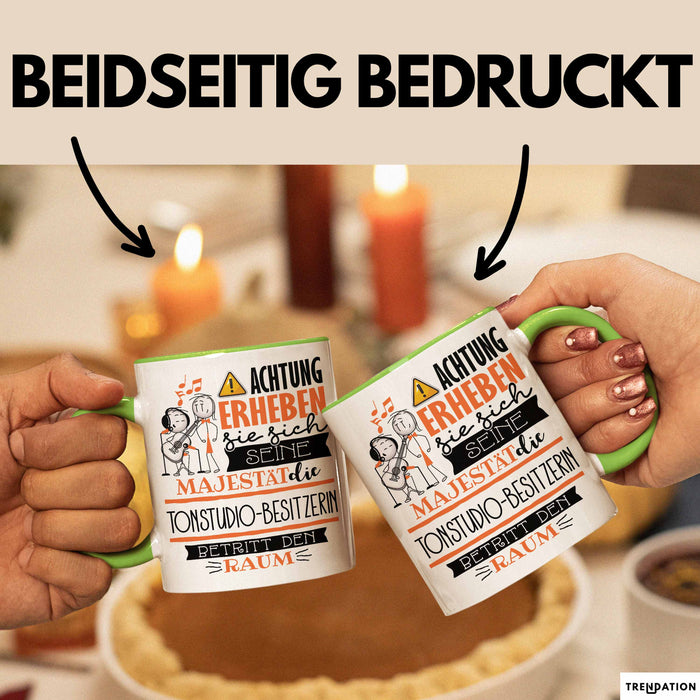 Tonstudio-Besitzerin Tasse Geschenk Lustiger Spruch Bitte Erheben Sie Sich Seine Majestät Die Tonstudio-Besitzerin Betritt Den Raum Grün Trendation