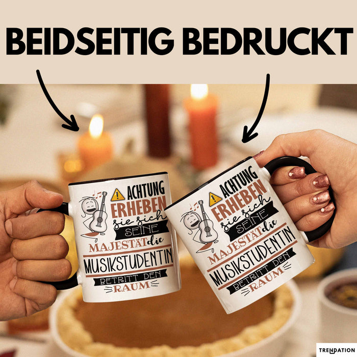 Musikstudentin Tasse Geschenk Lustiger Spruch Bitte Erheben Sie Sich Seine Majestät Die Musikstudentin Betritt Den Raum Schwarz Trendation