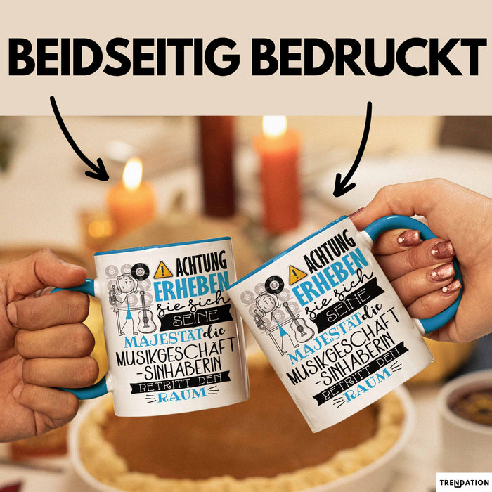 Musikgeschäftsinhaberin Tasse Geschenk Lustiger Spruch Bitte Erheben Sie Sich Seine Majestät Die Musikgeschäftsinhaberin Betritt Den Raum Blau Trendation