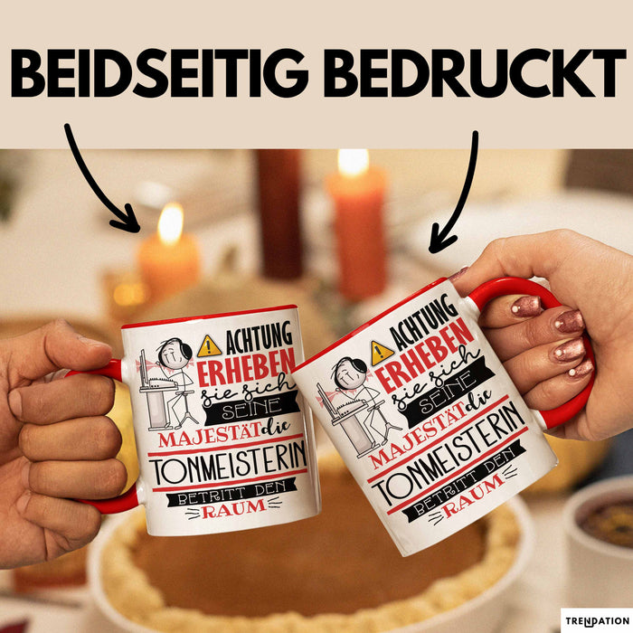 Tonmeisterin Tasse Geschenk Lustiger Spruch Bitte Erheben Sie Sich Seine Majestät Die Tonmeisterin Betritt Den Raum Rot Trendation