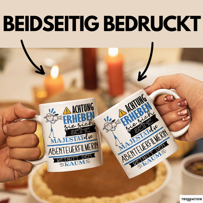 Abenteuerfilmerin Tasse Geschenk Lustiger Spruch Bitte Erheben Sie Sich Seine Majestät Die Abenteuerfilmerin Betritt Den Raum Weiß Trendation