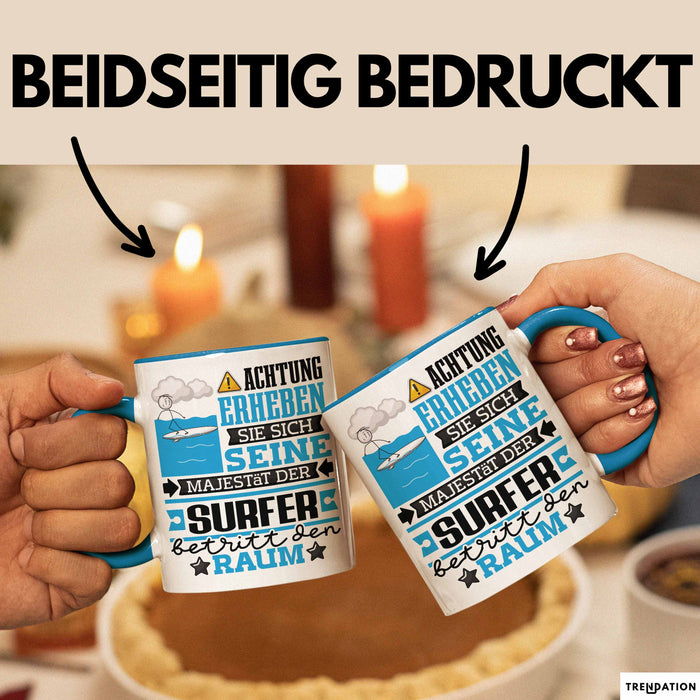 Surfer Geschenk Tasse Lustiger Spruch Erheben Sie Sich Der Surfer Betritt den Raum Blau Trendation
