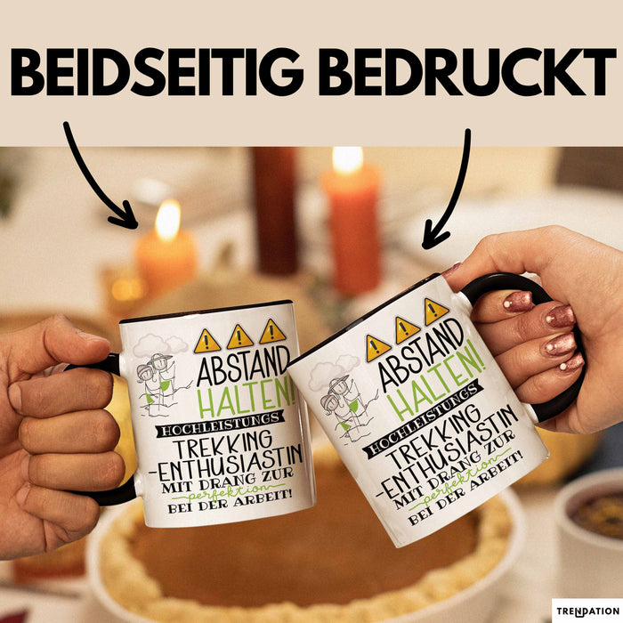 Trekking-Enthusiastin Tasse Geschenk Lustig Abstand Halten Hochleistungs-Trekking-Enthusiastin Mit Drang Zur Perfektion Bei Der Arbeit Trendation
