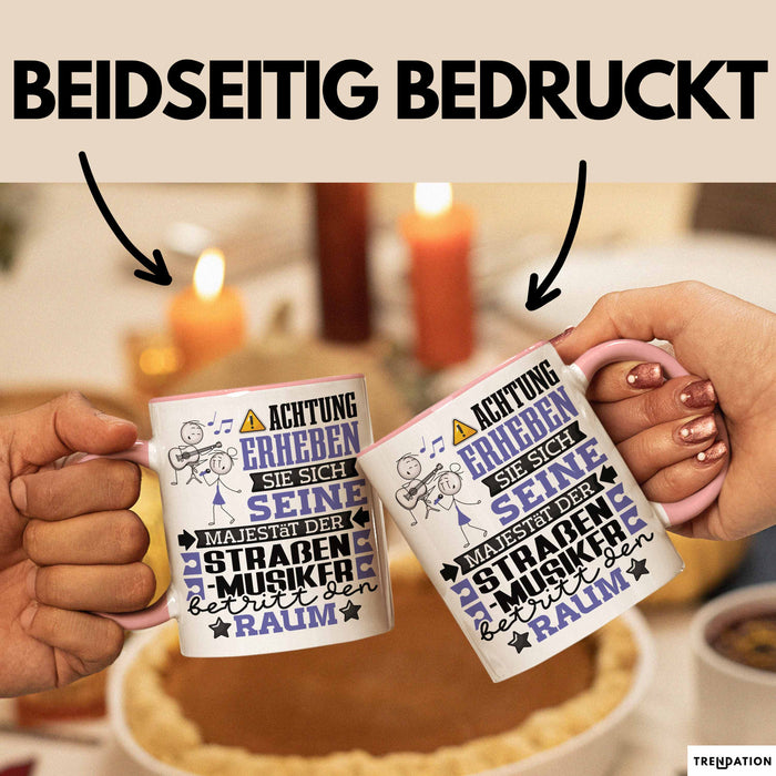 Straßenmusiker Geschenk Tasse Lustiger Spruch Erheben Sie Sich Der Straßenmusiker Betritt den Raum Rosa Trendation