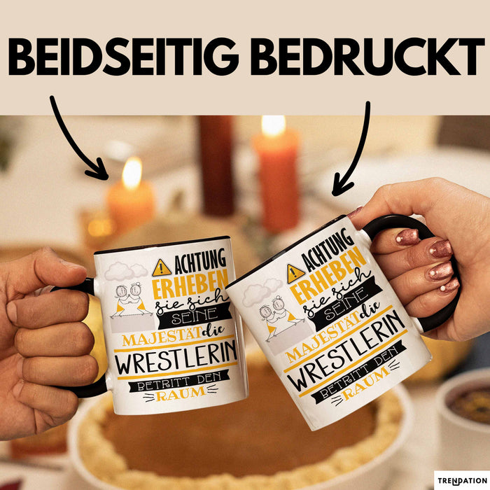 Wrestlerin Tasse Geschenk Lustiger Spruch Bitte Erheben Sie Sich Seine Majestät Die Wrestlerin Betritt Den Raum Schwarz Trendation