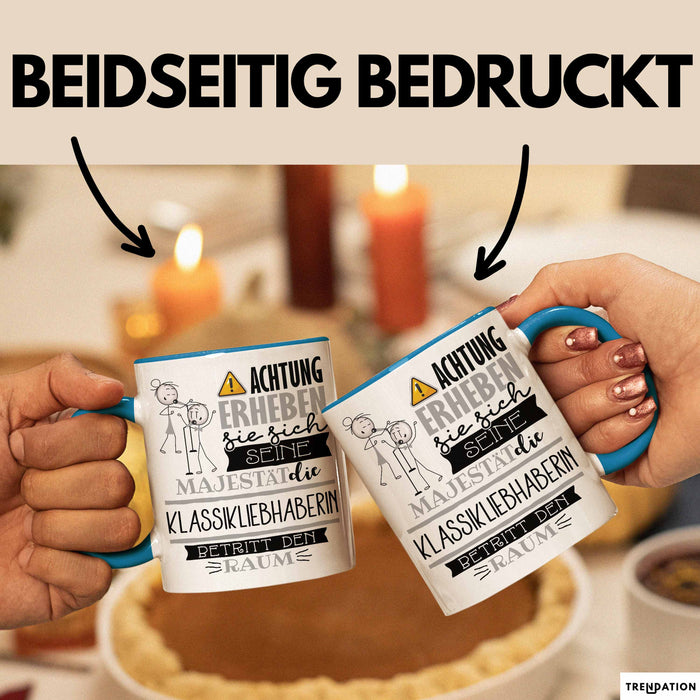 Klassikliebhaberin Tasse Geschenk Lustiger Spruch Bitte Erheben Sie Sich Seine Majestät Die Klassikliebhaberin Betritt Den Raum Blau Trendation
