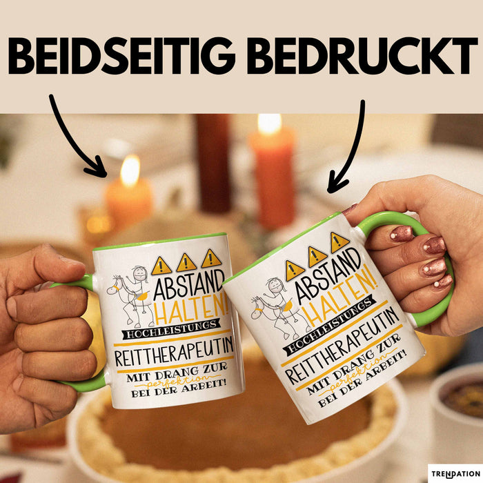 Reittherapeutin Tasse Geschenk Lustig Abstand Halten Hochleistungs-Reittherapeutin Mit Drang Zur Perfektion Bei Der Arbeit Grün Trendation