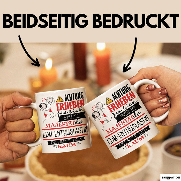 EDM-Enthusiastin Tasse Geschenk Lustiger Spruch Bitte Erheben Sie Sich Seine Majestät Die EDM-Enthusiastin Betritt Den Raum Weiß Trendation