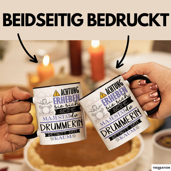 Drummerin Tasse Geschenk Lustiger Spruch Bitte Erheben Sie Sich Seine Majestät Die Drummerin Betritt Den Raum Schwarz Trendation