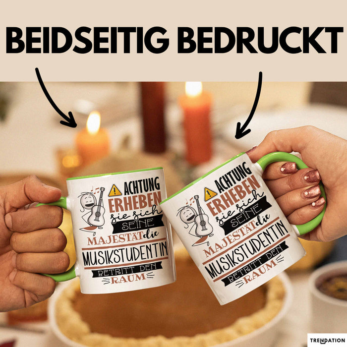 Musikstudentin Tasse Geschenk Lustiger Spruch Bitte Erheben Sie Sich Seine Majestät Die Musikstudentin Betritt Den Raum Grün Trendation
