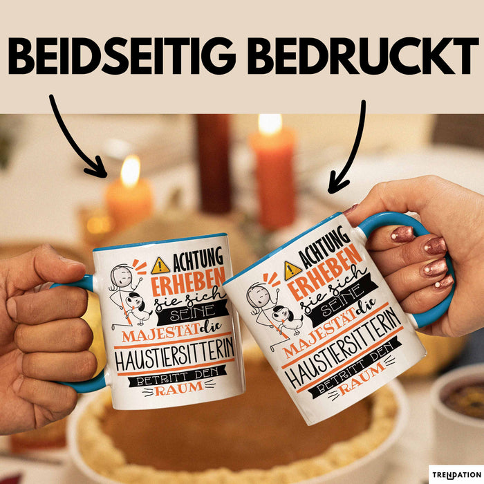 Haustiersitterin Tasse Geschenk Lustiger Spruch Bitte Erheben Sie Sich Seine Majestät Die Haustiersitterin Betritt Den Raum Blau Trendation