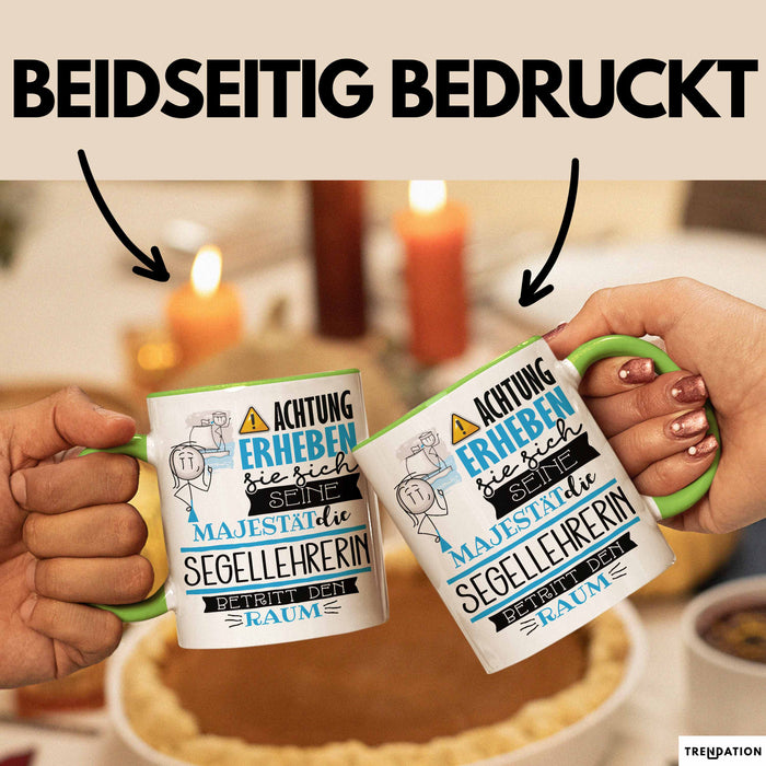 Segellehrerin Tasse Geschenk Lustiger Spruch Bitte Erheben Sie Sich Seine Majestät Die Segellehrerin Betritt Den Raum Grün Trendation