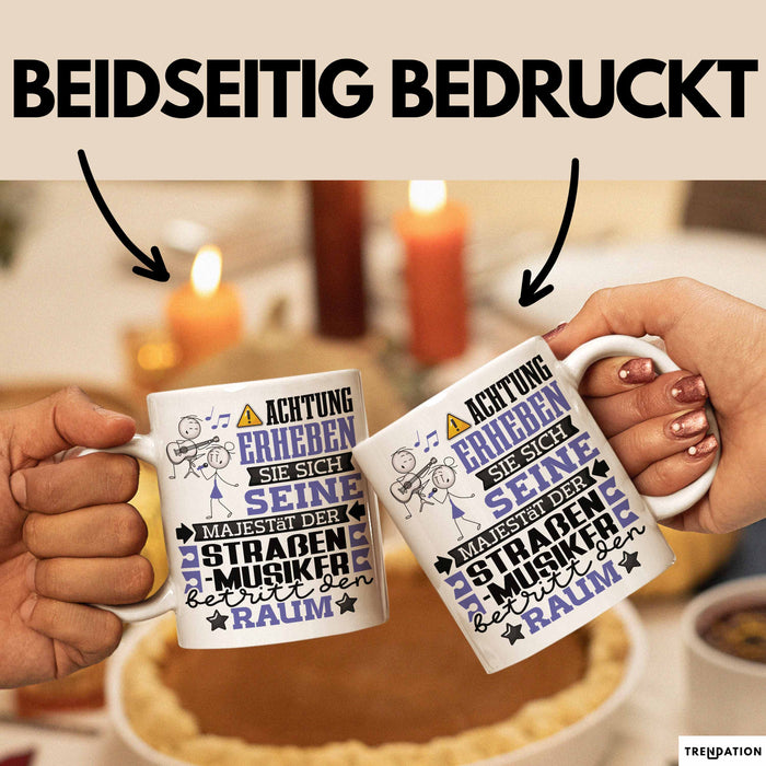 Straßenmusiker Geschenk Tasse Lustiger Spruch Erheben Sie Sich Der Straßenmusiker Betritt den Raum Weiß Trendation