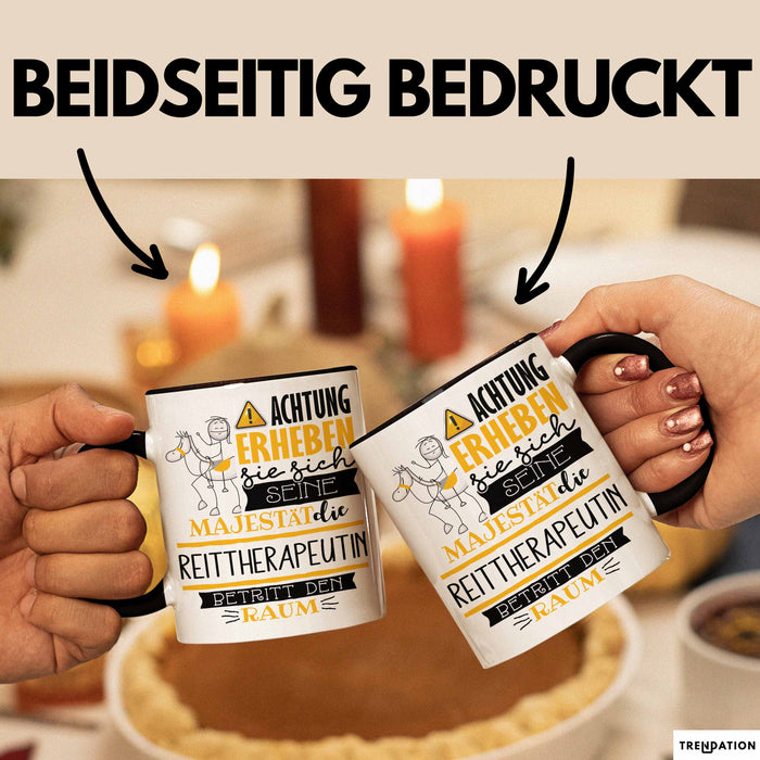 Reittherapeutin Tasse Geschenk Lustiger Spruch Bitte Erheben Sie Sich Seine Majestät Die Reittherapeutin Betritt Den Raum Schwarz Trendation