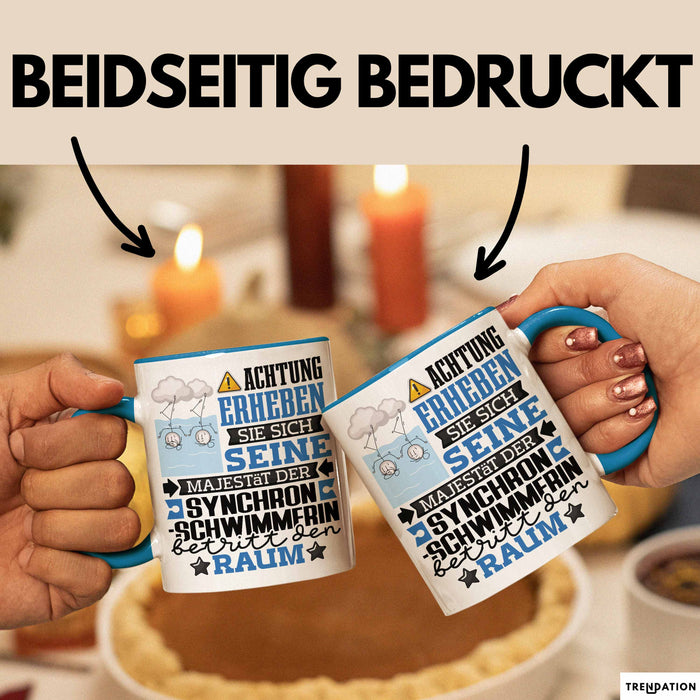 Synchronschwimmerin Geschenk Tasse Lustiger Spruch Erheben Sie Sich Der Synchronschwimmerin Betritt den Raum Blau Trendation