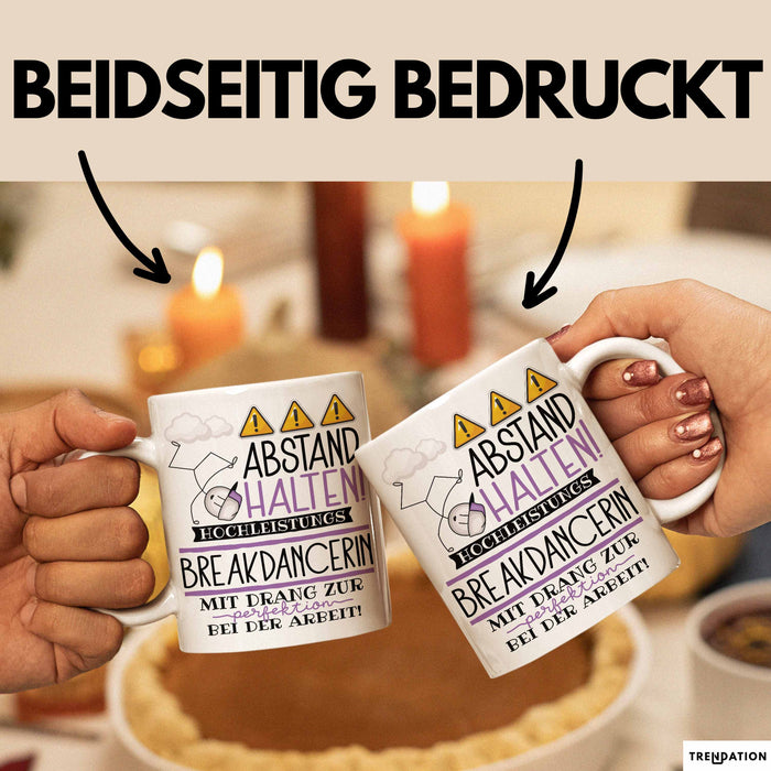 Breakdancerin Tasse Geschenk Lustig Abstand Halten Hochleistungs-Breakdancerin Mit Drang Zur Perfektion Bei Der Arbeit Weiß Trendation