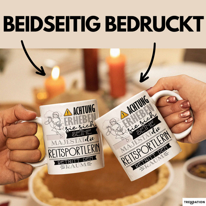 Reitsportlerin Tasse Geschenk Lustiger Spruch Bitte Erheben Sie Sich Seine Majestät Die Reitsportlerin Betritt Den Raum Weiß Trendation