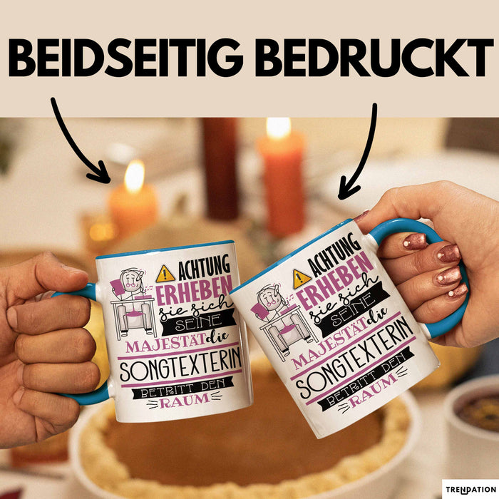 Songtexterin Tasse Geschenk Lustiger Spruch Bitte Erheben Sie Sich Seine Majestät Die Songtexterin Betritt Den Raum Blau Trendation